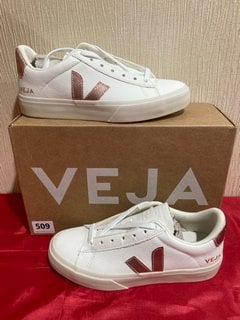 VEJA WOMEN'S CAMPO CHROME FREE LEATHER TRAINERS IN EXTRA WHITE/NACRE - UK 4/EU 37 - RRP £140: LOCATION - LUXURY