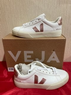 VEJA WOMEN'S CAMPO CHROME FREE LEATHER TRAINERS IN EXTRA WHITE/NACRE - UK 5/EU 38 - RRP £140: LOCATION - LUXURY