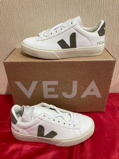 VEJA WOMEN'S CAMPO CHROME FREE LEATHER TRAINERS IN EXTRA WHITE/KHAKI - UK 2 - RRP £140: LOCATION - LUXURY