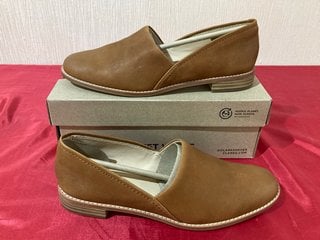 CLARKS WOMEN'S PURE EASY LEATHER FLATS IN TAN - UK 6 - RRP £79: LOCATION - LUXURY