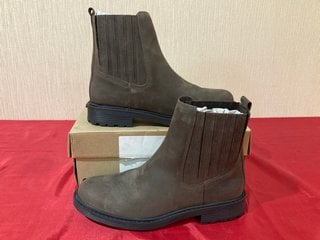 CLARKS WOMEN'S ORINOCO 2 MID LEATHER CHELSEA BOOTS IN BROWN - UK 7 - RRP £89: LOCATION - LUXURY