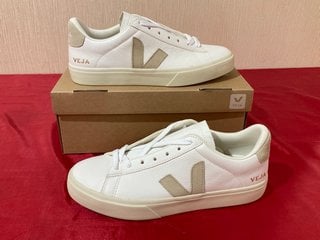 VEJA WOMEN'S CAMPO CHROME FREE LEATHER TRAINERS IN EXTRA WHITE/ALMOND - UK 7 - RRP £130: LOCATION - LUXURY