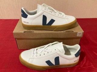 VEJA MEN'S CAMPO CHROME FREE LEATHER TRAINERS IN EXTRA WHITE/CALIFORNIA/NATURAL - UK 7 - RRP £140: LOCATION - LUXURY