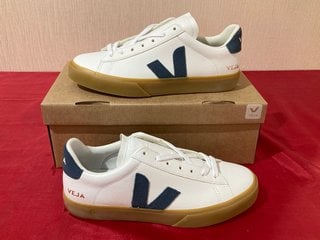 VEJA MEN'S CAMPO CHROME FREE LEATHER TRAINERS IN EXTRA WHITE/CALIFORNIA/NATURAL - UK 7 - RRP £140: LOCATION - LUXURY