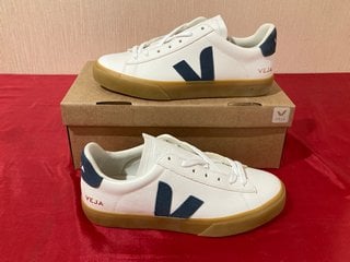 VEJA MEN'S CAMPO CHROME FREE LEATHER TRAINERS IN EXTRA WHITE/CALIFORNIA/NATURAL - UK 7 - RRP £140: LOCATION - LUXURY