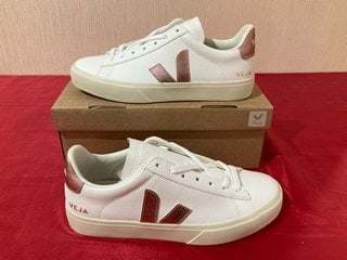 VEJA WOMEN'S CAMPO CHROME FREE LEATHER TRAINERS IN EXTRA WHITE/NACRE - UK 7/EU 40 - RRP £140: LOCATION - LUXURY