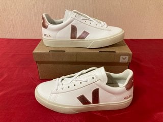 VEJA WOMEN'S CAMPO CHROME FREE LEATHER TRAINERS IN EXTRA WHITE/NACRE - UK 7/EU 40 - RRP £140: LOCATION - LUXURY