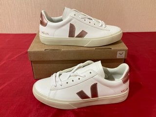 VEJA WOMEN'S CAMPO CHROME FREE LEATHER TRAINERS IN EXTRA WHITE/NACRE - UK 7/EU 40 - RRP £140: LOCATION - LUXURY