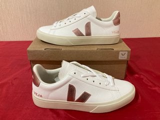 VEJA WOMEN'S CAMPO CHROME FREE LEATHER TRAINERS IN EXTRA WHITE/NACRE - UK 7/EU 40 - RRP £140: LOCATION - LUXURY