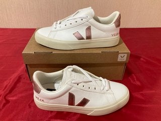 VEJA WOMEN'S CAMPO CHROME FREE LEATHER TRAINERS IN EXTRA WHITE/NACRE - UK 5/EU 38 - RRP £140: LOCATION - LUXURY