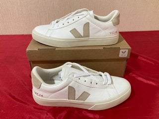 VEJA WOMEN'S CAMPO CHROME FREE LEATHER TRAINERS IN EXTRA WHITE/ALMOND - UK 7 - RRP £130: LOCATION - LUXURY