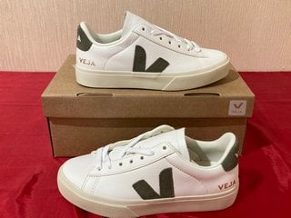 VEJA WOMEN'S CAMPO CHROME FREE LEATHER TRAINERS IN EXTRA WHITE/KHAKI - UK 2 - RRP £140: LOCATION - LUXURY