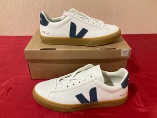 VEJA MEN'S CAMPO CHROME FREE LEATHER TRAINERS IN EXTRA WHITE/CALIFORNIA/NATURAL - UK 7 - RRP £140: LOCATION - LUXURY