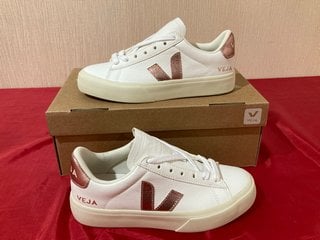 VEJA WOMEN'S CAMPO CHROME FREE LEATHER TRAINERS IN EXTRA WHITE/NACRE - UK 2 - RRP £140: LOCATION - LUXURY