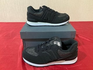 NEW BALANCE KIDS' 574 TRAINERS IN BLACK - UK 1 KIDS - RRP £40: LOCATION - LUXURY