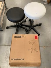 3 X ASSORTED STOOLS INCLUDING WHITE SONGMICS STOOL (DAMAGED).