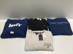 4 X CLOTHING VARIOUS MAKES AND MODELS INCLUDING SWEATSHIRT TOMMY HILFIGER GREY SIZE M LOCATION 37B.