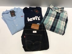 4 X LEVIS BRAND CLOTHING INCLUDING BLUE SHIRT SIZE M - LOCATION, 50B.