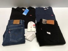 5 X LEVIS BRAND CLOTHING INCLUDING BLACK POLO SHIRT SIZE 3XL - LOCATION, 46B.