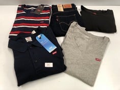 5 X LEVIS BRAND CLOTHING INCLUDING GREY T-SHIRT SIZE M - LOCATION, 42B.