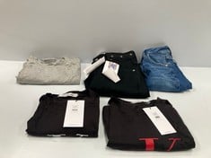 5 X CALVIN KLEIN CLOTHING VARIOUS SIZES AND STYLES INCLUDING BLACK T-SHIRT SIZE L - LOCATION 26B.