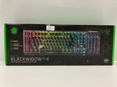 RAZER BLACKWIDOW V4 PRO (GREEN SWITCH) - MECHANICAL GAMING KEYBOARD (MECHANICAL CLICKY SWITCHES, COMMAND DIAL AND 8 DEDICATED MACRO KEYS, MULTIFUNCTION ROLLER, WRIST REST) (TOTAL P.V.P. 112€) - LOCAT