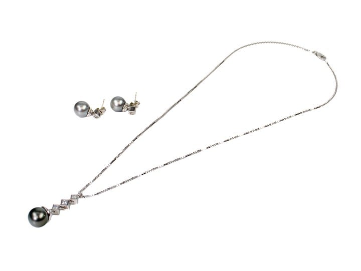 18ct White Gold 0.30ct Diamond and Grey Pearl Pendant, 2.5cm, 6.3g. Matching Earrings, 1.5cm, 3.9g.  Auction Guide: £450-£550 (VAT Only Payable on Buyers Premium)