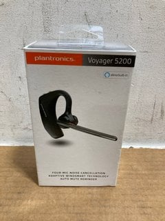 6 X ASSORTED BLUETOOTH HEADSETS TO INCLUDE PLANTRONICS VOYAGER 5200 BLUETOOTH HEADSET: LOCATION - B1