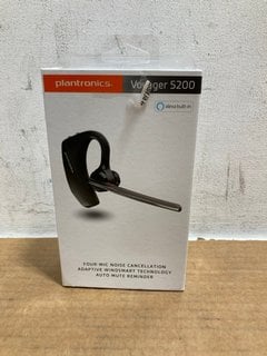 6 X ASSORTED BLUETOOTH HEADSETS TO INCLUDE PLANTRONICS VOYAGER 5200 BLUETOOTH HEADSET: LOCATION - B1