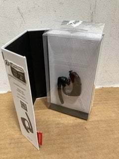 6 X ASSORTED BLUETOOTH HEADSETS TO INCLUDE PLANTRONICS VOYAGER 5200 BLUETOOTH HEADSET: LOCATION - B1