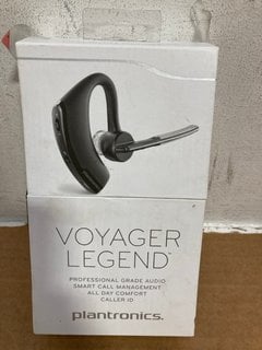 6 X ASSORTED BLUETOOTH HEADSETS TO INCLUDE PLANTRONICS VOYAGER 5200 BLUETOOTH HEADSET: LOCATION - B1