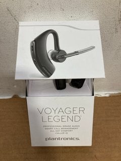 6 X ASSORTED BLUETOOTH HEADSETS TO INCLUDE PLANTRONICS VOYAGER 5200 BLUETOOTH HEADSET: LOCATION - B1