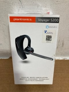 6 X ASSORTED BLUETOOTH HEADSETS TO INCLUDE PLANTRONICS VOYAGER 5200 BLUETOOTH HEADSET: LOCATION - B1