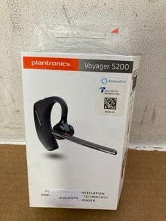 6 X ASSORTED BLUETOOTH HEADSETS TO INCLUDE PLANTRONICS VOYAGER 5200 BLUETOOTH HEADSET: LOCATION - B1