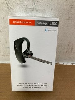 6 X ASSORTED BLUETOOTH HEADSETS TO INCLUDE PLANTRONICS VOYAGER 5200 BLUETOOTH HEADSET: LOCATION - B1