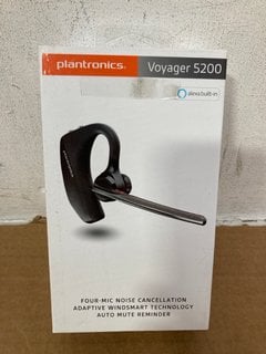 6 X ASSORTED BLUETOOTH HEADSETS TO INCLUDE PLANTRONICS VOYAGER 5200 BLUETOOTH HEADSET: LOCATION - B1