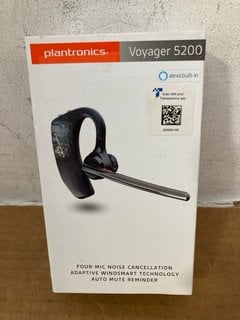 6 X ASSORTED BLUETOOTH HEADSETS TO INCLUDE PLANTRONICS VOYAGER 5200 BLUETOOTH HEADSET: LOCATION - B1