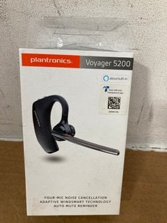 6 X ASSORTED BLUETOOTH HEADSETS TO INCLUDE PLANTRONICS VOYAGER 5200 BLUETOOTH HEADSET: LOCATION - B1