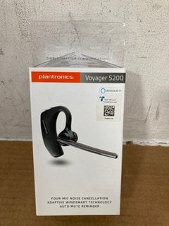 6 X ASSORTED BLUETOOTH HEADSETS TO INCLUDE PLANTRONICS VOYAGER 5200 BLUETOOTH HEADSET: LOCATION - B1