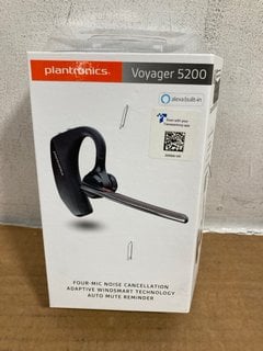 6 X ASSORTED BLUETOOTH HEADSETS TO INCLUDE PLANTRONICS VOYAGER 5200 BLUETOOTH HEADSET: LOCATION - B1