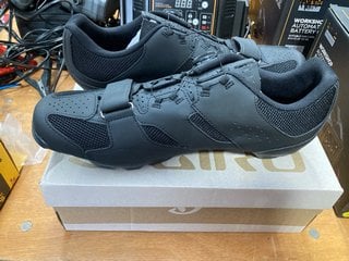 PAIR OF GIRO CYCLING SHOES IN BLACK SIZE UK 12.5: LOCATION - B1