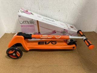 EVQ CHILDS MANUAL SCOOTER IN ORANGE TO INCLUDE UMOVE MINI FLEX LED TILT MANUAL SCOOTER: LOCATION - B1