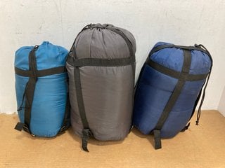 3 X ASSORTED SLEEPING BAGS TO INCLUDE ENVELOPE 300 SLEEPING BAG: LOCATION - B2