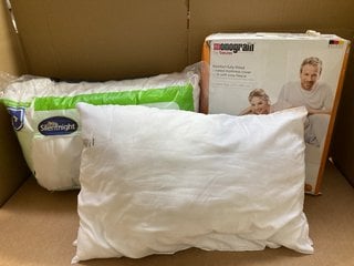 3 X ASSORTED BED ITEMS TO INCLUDE SILENT NIGHT ANTI ALLERGY 2 PACK OF PILLOWS: LOCATION - H5