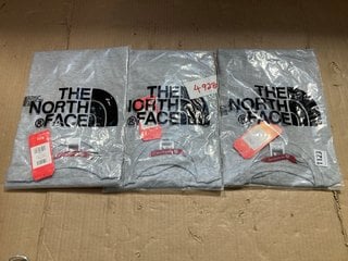 3 X THE NORTH FACE LOGO PRINT SHORT SLEEVE TSHIRTS IN LIGHT GREY SIZE: L AND 2XL: LOCATION - H0