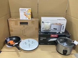 QTY OF ASSORTED HOUSE HOLD ITEMS TO INCLUDE BREVILLE EDGE COLLECTION 4 SLICE TOASTER: LOCATION - G12