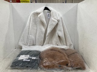 3 X ASSORTED CLOTHING ITEMS TO INCLUDE PENGUIN HOME BATH ROBE IN GREY (ONE SIZE FITS MOST): LOCATION - E6