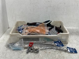 QTY OF ASSORTED HARDWARE ITEMS TO INCLUDE QTY OF KEY PLUMB FLEXIBLE TAP CONNECTORS 15MM: LOCATION - E6