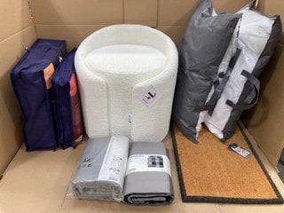 QTY OF ASSORTED BEDDING ITEMS TO INCLUDE 2 X THE FINE BEDDING COMPANY SPUNDOWN PILLOWS: LOCATION - E8