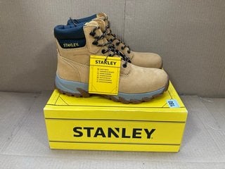 STANLEY TRADESMAN STEEL TOE SAFETY BOOTS IN BROWN SIZE: 8: LOCATION - E8